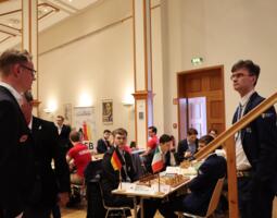 Jan Gustafsson und Italiens Trainer Loek van Wely Auge in Auge. Van Wely hatte den Platz an der Bühne für sich "reserviert".