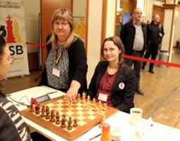 Die Thüringer Schachbund-Präsidentin Diana Skibbe führt den symbolischen ersten Zug am Brett von Josefine Heinemann aus.