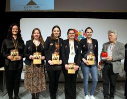 Deutschlands Gold-Frauen: Kateryna Dolschykowa, Lara Schulze, Hanna Marie Klek, Jana Schneider und Josefine Heinemann mit Kapitän Juri Jakowitsch